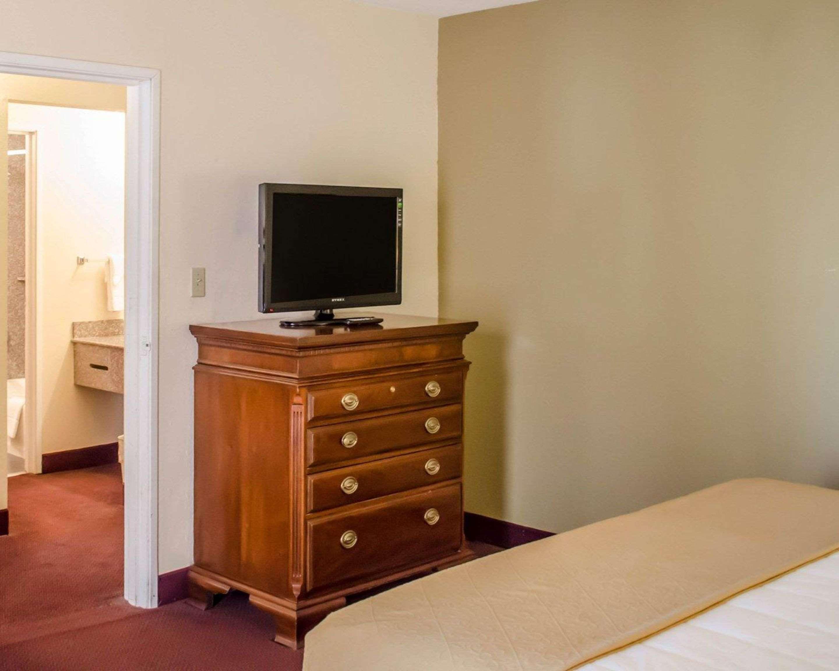 Quality Inn & Suites Pensacola Bayview Exterior foto